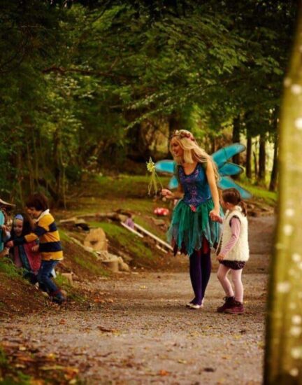 outdoors_tinkerbell-kids-knocking-on-door