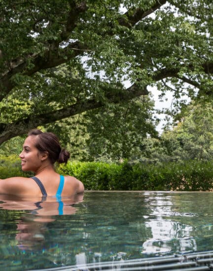 priya in infiinity pool
